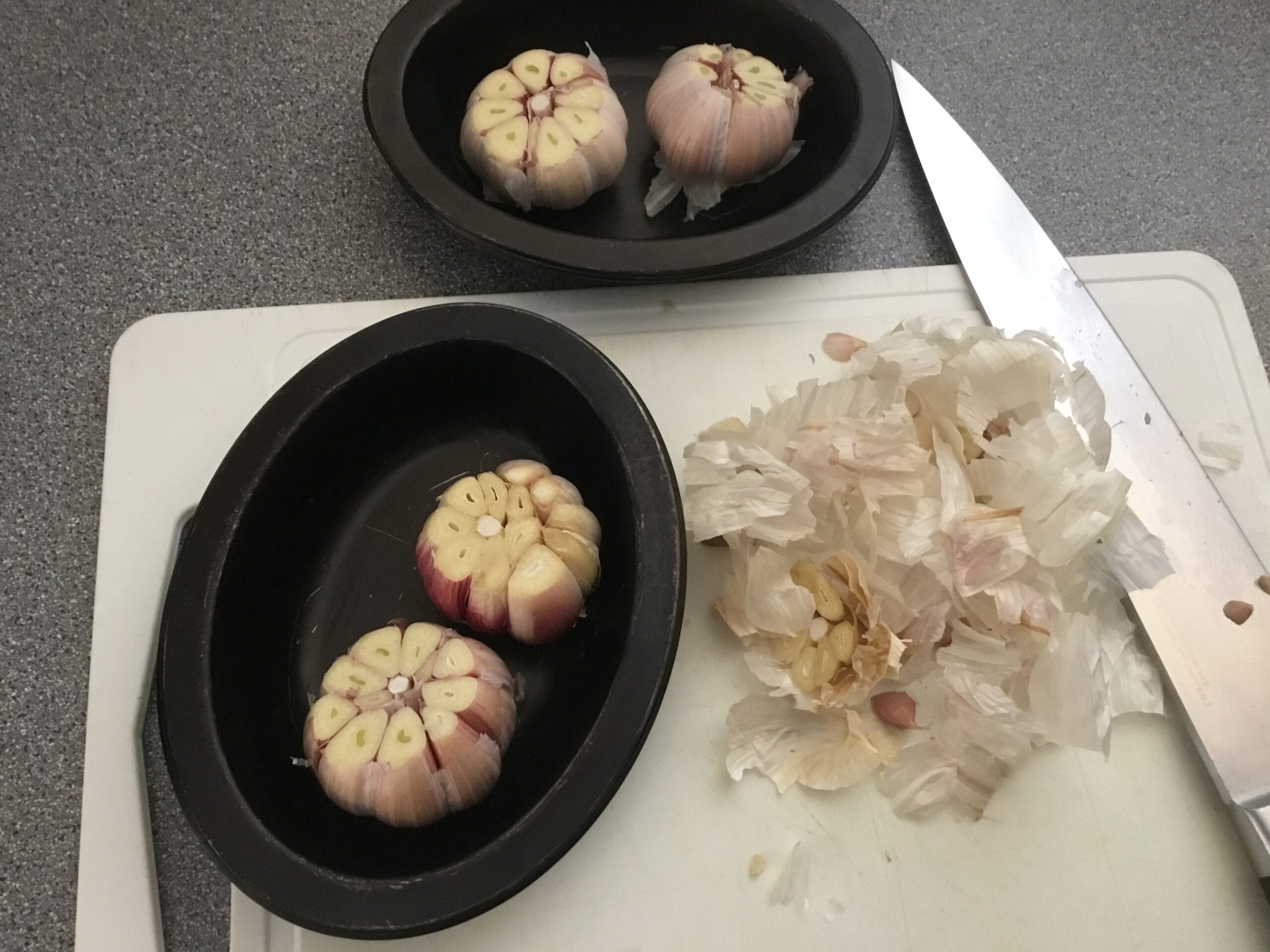 Garlic cloves for roasting